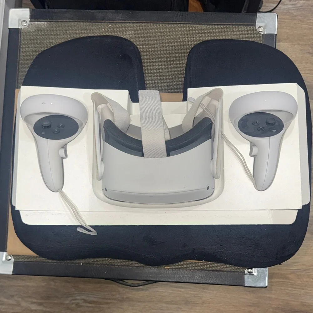 Oculus Gray VR Headset with Controllers